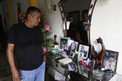 Fraint Junco observa con pesar las fotografías de su hija y sus nietos muertos.