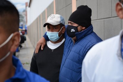 Familiares de Carlos Santillán fueron a ver sus restos en la morgue de Latacunga. Ellos llegaron desde Ventanas para conocer lo que pasó.