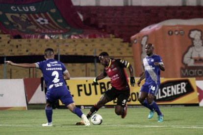 Deportivo Cuenca no demostró superioridad pero se vio beneficiado por la expulsión de Emelec.