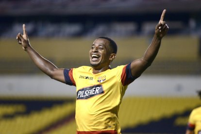 Nixon Molina se mandó un gol ante Mushuc Runa y fue el inicio de la goleada ante el Ponchito.