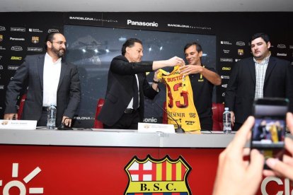 El 16 de diciembre del 2019, Carlos Alfaro Moreno, presiente del Barcelona, le daba el cargo de DT a Fabián Bustos.