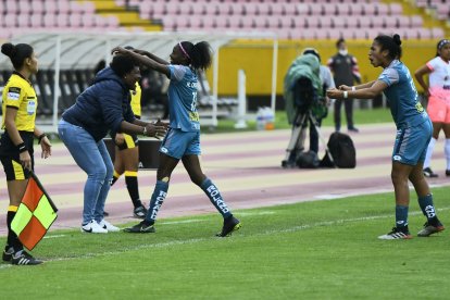 Nicole Charcopa (c) festeja con la entrenadora Wendy Villón (i) tras marcar el primer gol de El Nacional.