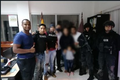 Los policías junto a las personas liberadas.