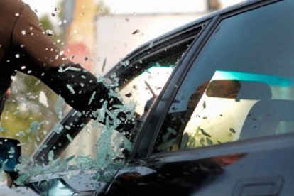un sujeto vulneró la ventana del vehículo para cometer un robo.