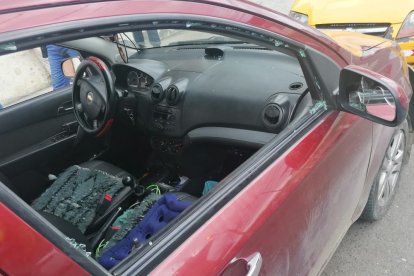 Los delincuentes rompieron el vidrio y dispararon a uno de los ocupantes.