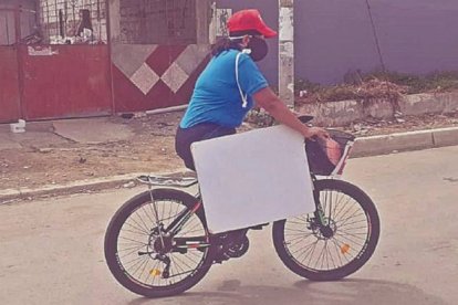 Carolina Espinoza fue elogiada en redes sociales por visitar en sus casas a los alumnos que no tiene acceso a internet.