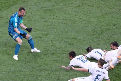 La selección de Rusia fue la anfitriona del Mundial 2018.


(RESTRICTIONS APPLY: Editorial Use Only, not used in association with any commercial entity - Images must not be used in any form of alert service or push service of any kind including via mobile alert services, downloads to mobile devices or MMS messaging - Images must appear as still images and must not emulate match action video footage - No alteration is made to, and no text or image is superimposed over, any published image which: (a) intentionally obscures or removes a sponsor identification image; or (b) adds or overlays the commercial identification of any third party which is not officially associated with the FIFA World Cup) (España, Mundial de Fútbol, Moscú, Rusia) EFE/EPA/ABEDIN TAHERKENAREH EDITORIAL USE ONLY RUSSIA SOCCER