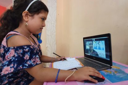 Valeska Bravo, de 8 años, ha logrado poco a poco adaptarse la modalidad virtual.