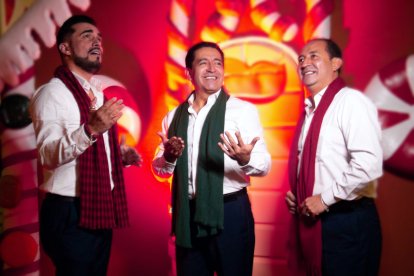 Como un regalo de Navidad adelantado ven los artistas al reconocimiento que les dieron