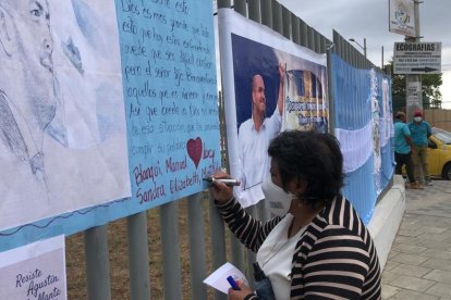 Ciudadanos mantenses manifestaron sus deseos de recuperación al alcalde mediante pancartas.