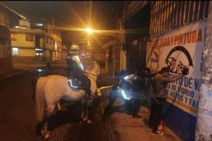 La policía realiza intensos controles en calles y barrios de la capital en estos días en que se incrementan las actividades delictivas.