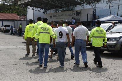 Dos de los capturados tienen antecedentes penales. Un taxi que usaron para el asalto fue retenido.