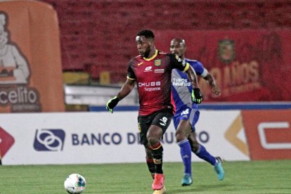 El zaguero Anthony Bedoya fue titular con el Deportivo Cuenca ante Emelec, pero salió expulsado a los 36'.