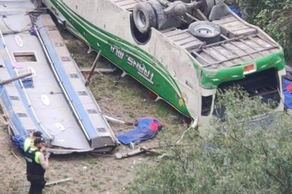 Así quedó el bus luego de volcarse en Panzaleo.