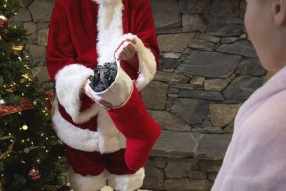 El hombre vestido de Santa extorsionó a la madre de dos niños.