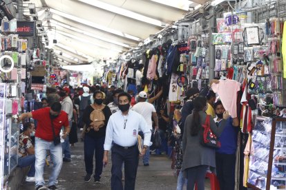 Cerca de la Navidad, las personas recorren el centro, la bahía, por compras.