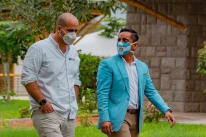 Agustín (izquierda) está en un coma inducido, ya que era necesario someterlo a respiración mecánica invasiva.