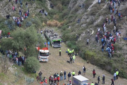 Unos 250 metros rodó el transporte y en su recorrido fueron cayendo las víctimas.