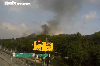 En el cerro de los Ceibos en la tarde de sábado 19 de diciembre los bomberos trabajan en apagar un incendio.