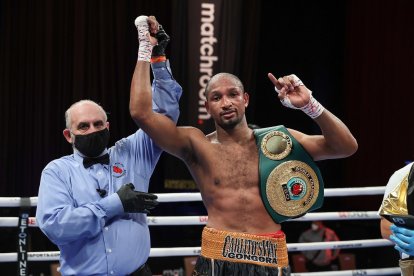 El tricolor Carlos Góngora con el cinturón como campeón peso mediano de la Organización Internacional de Boxeo (OIB).