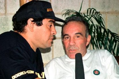 Diego Maradona junto a Alfredo Cahe, durante su tratamiento para controlar la adicción a las drogas, que se dio en Cuba en 2005.