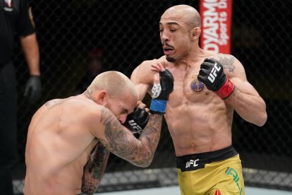 El luchador José Aldo (derecha) ante Marlon Vera consiguió su primera victoria en la categoría peso gallo.