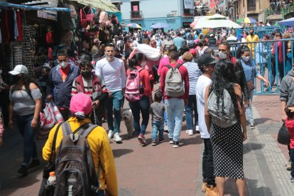 Los juguetes más económicos son buscados por las familias en las calles del centro.
