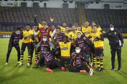 La celebración de los jugadores del Ídolo tras cerrar como los mejores de la segunda fase y obtener el boleto para disputar el título.