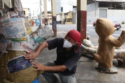 La producción de monigotes no se ha detenido pese a la pandemia. Muchas familias adoran quemarlos con el año viejo.