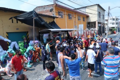 Artesanos y comerciantes reclamando por la nueva medida ante los monigotes.