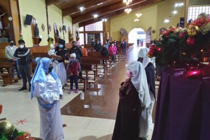 Pocas personas asisten a la novena. El resto la ve desde redes sociales.