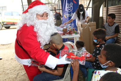 Por una sonrisa, abrazo o mirada de ilusión de los infantes, la politóloga hace lo que sea, ese es el mejor pago.