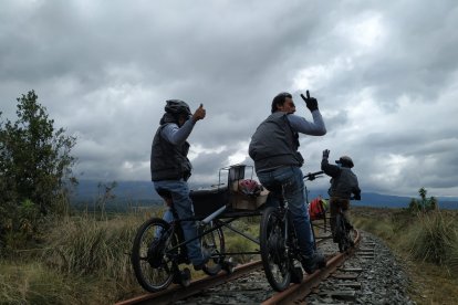 Los intrépidos viajeros ‘ruedan’ sobre los rieles construidos en el gobierno del general Eloy Alfaro Delgado.