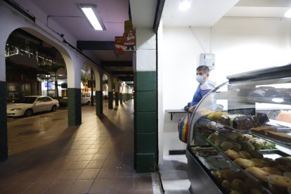 Omar abrió su panadería en el sector de la estación Parque Centenario, de la Aerovía.