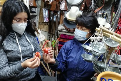 Teresa Tenesaca muestra las balanzas que nadie compra. Las tiene como recuerdo en su local.