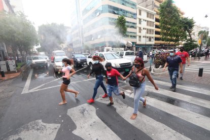 La fumigación en la Bahía se ejecutó cerca del mediodía de hoy. 

Agencia (ag-extra)