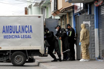 El hecho se produjo dentro de una vivienda en Pifo, nororiente de Quito. En el departamento se hallaron tres cuerpos: de dos menores y un adulto.