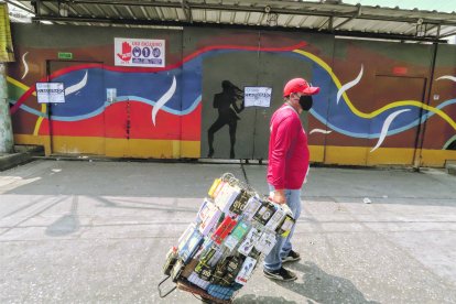 La entrada al barrio de tolerancia de Guayaquil fue clausurada con sellos de la municipalidad.