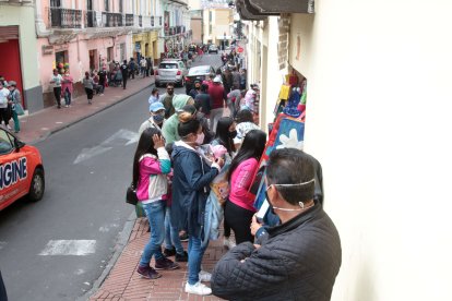 Hay veredas tan angostas en las que es complicado mantener el distanciamiento.
