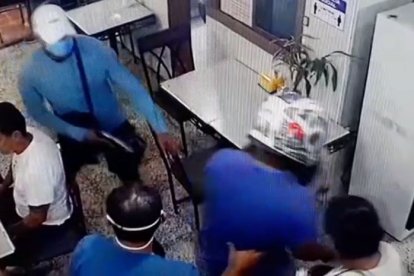 Los pillos quedaron grabados en el sistema de vigilancia del negocio.