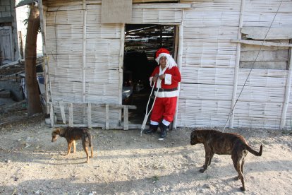 Bolillito desempolvó el traje que anhela usar, con la ilusión de que lo contraten.