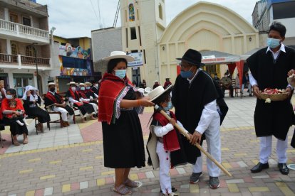 El líder Mariano Caisabanda entregó a Mateo las herramientas que le servirán de grande para ganarse el sustento diario.