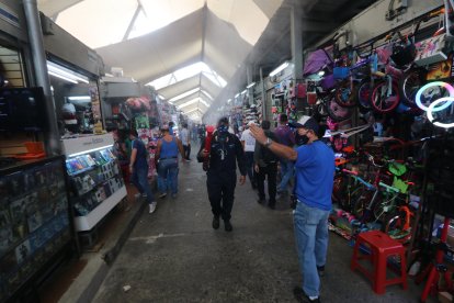 En la Bahía y el sector comercial de Guayaquil persiste la presencia masiva de transeúntes y comerciantes.