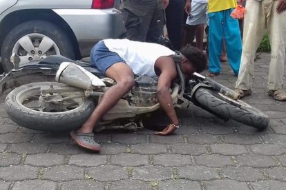 Así, sobre la motocicleta que manejaba, quedó el cadáver de Luis Felipe Caicedo Gómez.