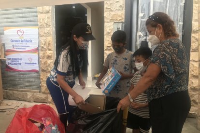 Lisette Burbano (i), de la fundación Corazón Solidario, encabeza la repartición de 55.000 obsequios en Durán.