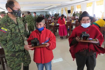 Ambos fueron homenajeados por ser dignos representantes de las comunidades indígenas.