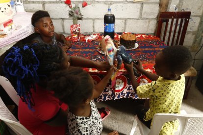 Antes de la cena, Amalia y sus niños se entretuvieron con los juguetes que les obsequiamos. La felicidad iluminó por una hora su hogar.