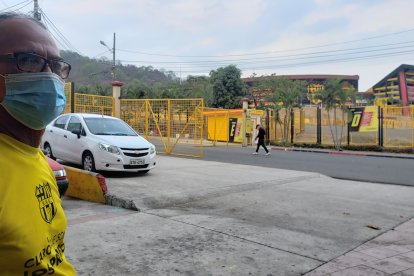 Montoya desde el interior de su casa ve la desolación que hay por culpa de la pandemia de COVID-19.