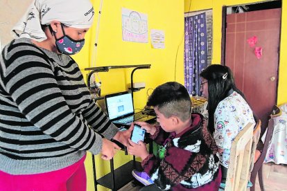 Las tareas para los hijos de Clara llegan a través de WhatsApp. Tiene un ordenador de escritorio, pero no cuenta con Internet.