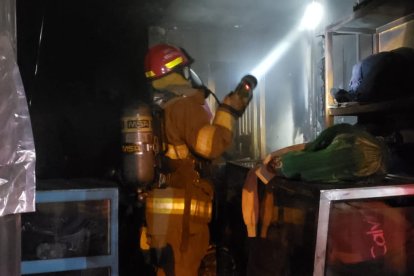 Los uniformados se demoraron una media hora en controlar las llamas.